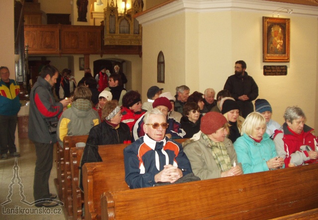02_Schazime se v kostele na Marianske hore na zpivani koled.jpg